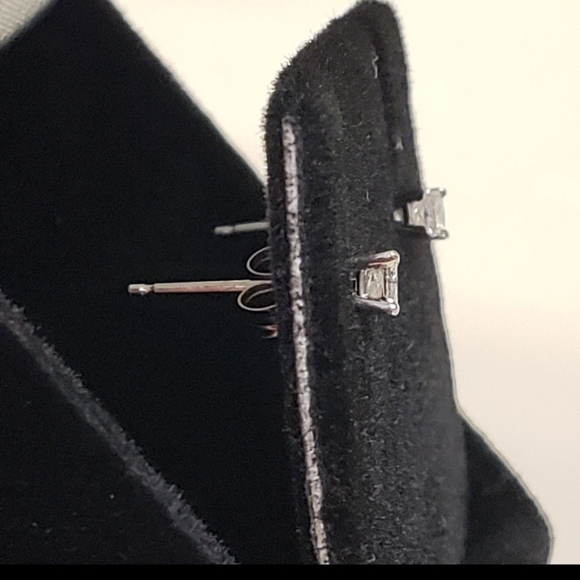 14k solid gold geniune diamond solitaire stud earings - Picture 7 of 9